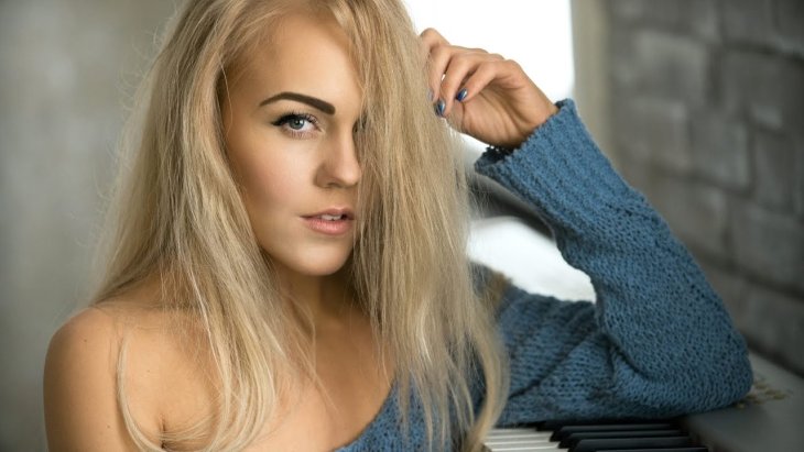 Певица Alyosha с мужем и сыновьями сходила в кино