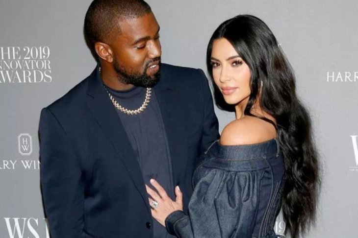 Скандальная жена Канье Уэста в белье произвела фурор среди толпы