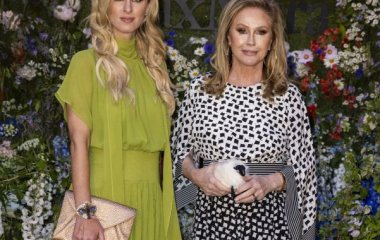 У них одинаковый вкус: Ники Хилтон и ее мама пришли на модный показ со странными аксессуарами