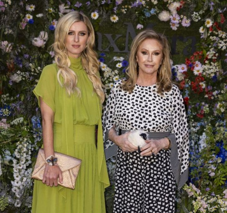 У них одинаковый вкус: Ники Хилтон и ее мама пришли на модный показ со странными аксессуарами