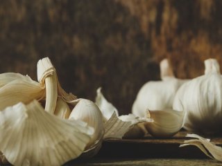 Не холодильник і не шкарпетка: де зберігати часник, щоб він не псувався місяцями