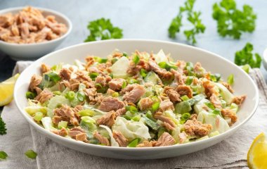 Салат с тунцом — простой рецепт ресторанного блюда, которое готовится за несколько минут