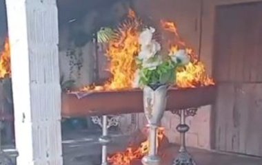 Бандити підпалили труну конкурента під час похорону — фото