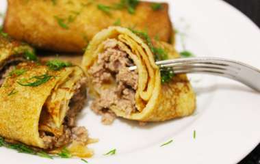 Блинчики с мясным фаршем и фасолью