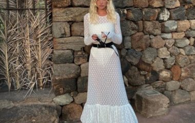 Правильное решение: Роузи Хантингтон-Уайтли примерила слитный купальник, который можно смело носить и в городе