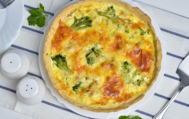 Сытный киш с курицей и овощами на скорую руку: очень вкусно приготовить на обед