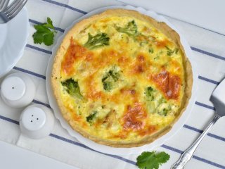 Сытный киш с курицей и овощами на скорую руку: очень вкусно приготовить на обед