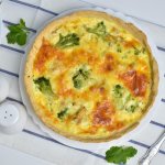 Сытный киш с курицей и овощами на скорую руку: очень вкусно приготовить на обед