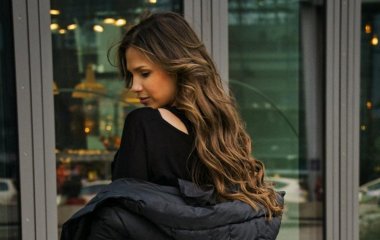 Всього один рух — і рукави пуховика залишаться чистими: секрет хімчистки, який змінить вашу зиму