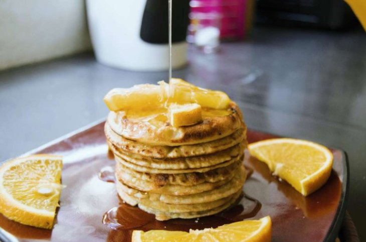 Пышные лимонные оладьи: рецепт цитрусового завтрака