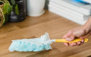 Пил зникає на три тижні: додайте це в пульверизатор — і про прибирання можна не думати