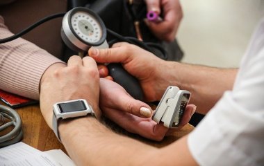 Кардіолог описала етапи першої допомоги при різкому падінні тиску