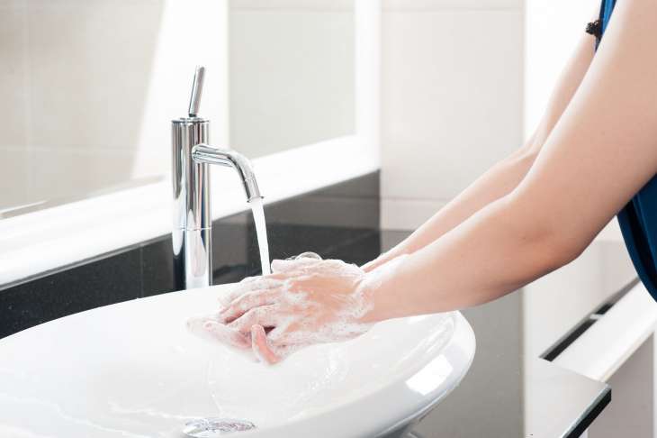 Вы точно не знали:  почему нужно сушить руки после мытья