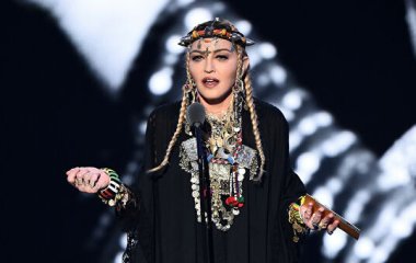 Мадонна влюбилась в молодого рэпера и резко сменила стиль одежды