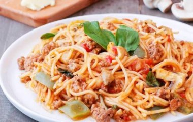 Макароны по-флотски с сыром и помидорами