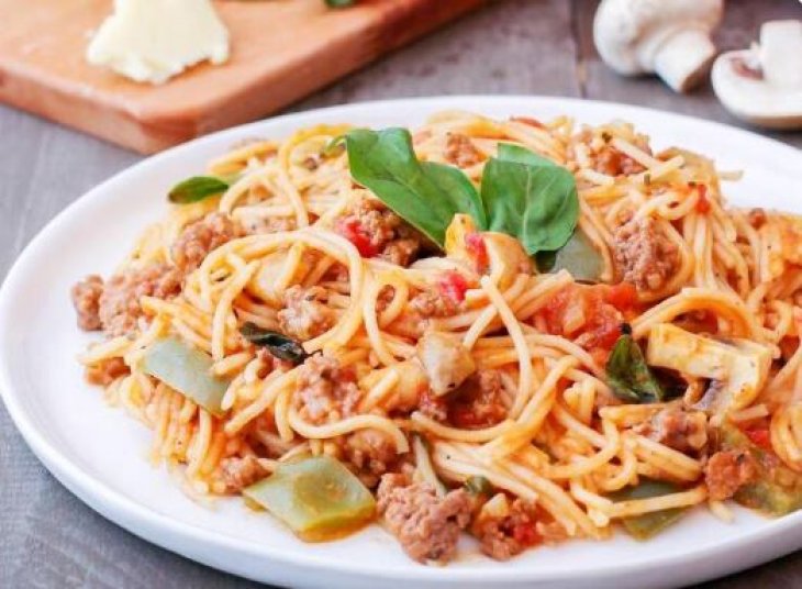 Макароны по-флотски с сыром и помидорами