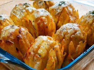 Бита картопля в духовці: ароматне блюдо для всієї родини