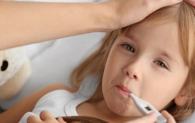 Що не можна робити при ангіні у дітей влітку, лікарі розповіли про відмінність