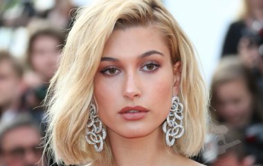 Хейли Бибер похвасталась стройными ножками на афтепати 