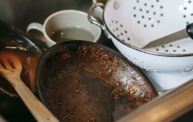 Цей продукт найкраще відмиває жир зі сковорідок – лайфхак англійських господарок