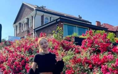 Тина Кароль без макияжа показалась во дворе своего дома под Киевом на фоне роз