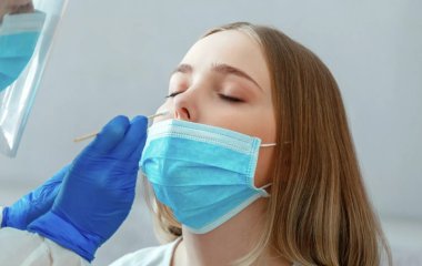 Вчені встановили зв'язок між мікробіотою носоглотки та тяжкістю COVID-19