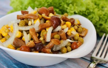 Салати з маринованими грибами: смачні рецепти на святковий стіл