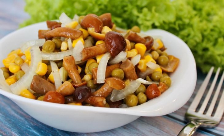 Салати з маринованими грибами: смачні рецепти на святковий стіл