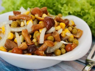Салаты с маринованными грибами: вкусные рецепты на праздничный стол