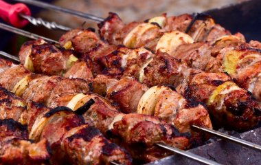 Секреты приготовления шашлыка на мангале. Сколько времени жарить блюдо, чем его мариновать и как сделать вкусный шашлык по классическому рецепту? 