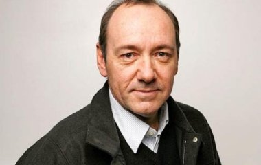  Кевин Спейси скрывается от папарацци 