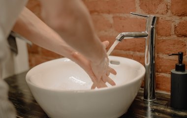 Желтый налет на белой раковине: как быстро убрать