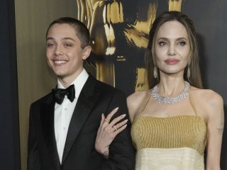 17-річний син Джолі та Пітта приголомшив появою на публіці з яскравим волоссям і в незвичному образі