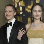 17-річний син Джолі та Пітта приголомшив появою на публіці з яскравим волоссям і в незвичному образі