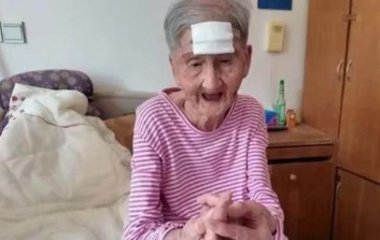 98-річна бабуся відрізала ножицями 
