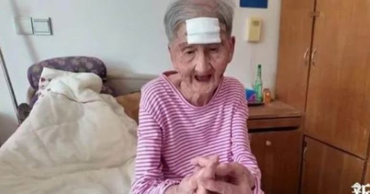 98-річна бабуся відрізала ножицями
