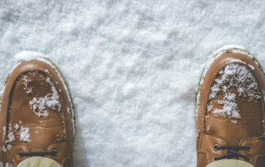 Більше не будете ставити мокрі чоботи на батарею: простий лайфгак з газетою та сіллю, який сушить взуття за годину