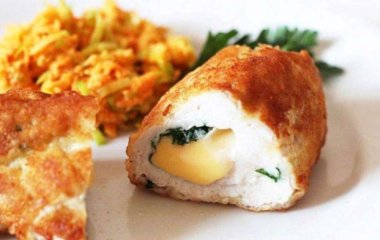 Нежные и хрустящие: готовим куриные рулетики в панировке