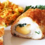 Нежные и хрустящие: готовим куриные рулетики в панировке