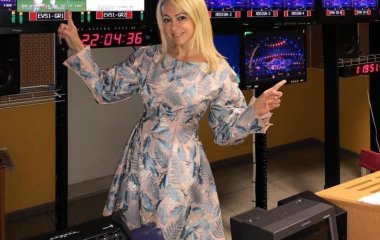 Яна Рудковская похвасталась стройными формами в синем купальнике