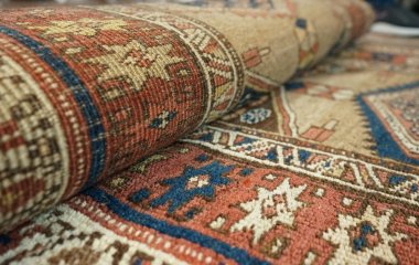 Чому у німецьких домівках можна часто зустріти фольгу під килимом: простий трюк, який варто знати всім