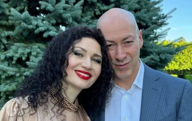 Дружина Гордона чесно зізналася, як ладить з його чотирма дітьми від інших жінок: 