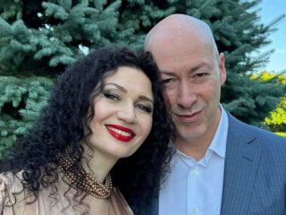 Дружина Гордона чесно зізналася, як ладить з його чотирма дітьми від інших жінок: 