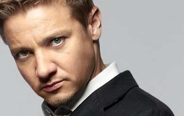 Джереми Реннер взял уроки игры на фортепиано