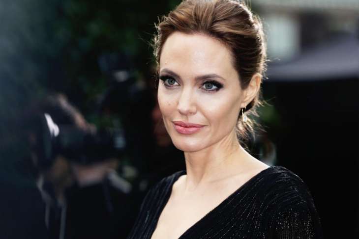 Анджелина Джоли посетила магазин игрушек на Канарах