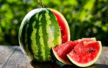 Врачи рассказали, кому запрещено есть арбузы