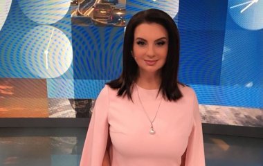 Екатерина Стриженова вышла на прогулку в голубом пальто