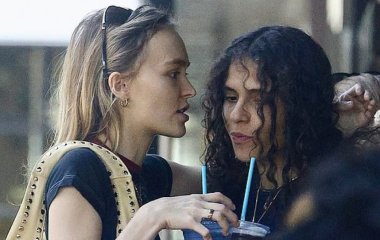 Дочь Деппа заметили в объятиях девушки во время шопинга