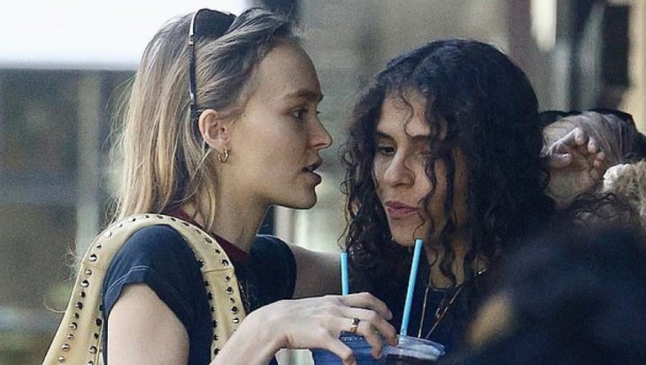 Дочь Деппа заметили в объятиях девушки во время шопинга