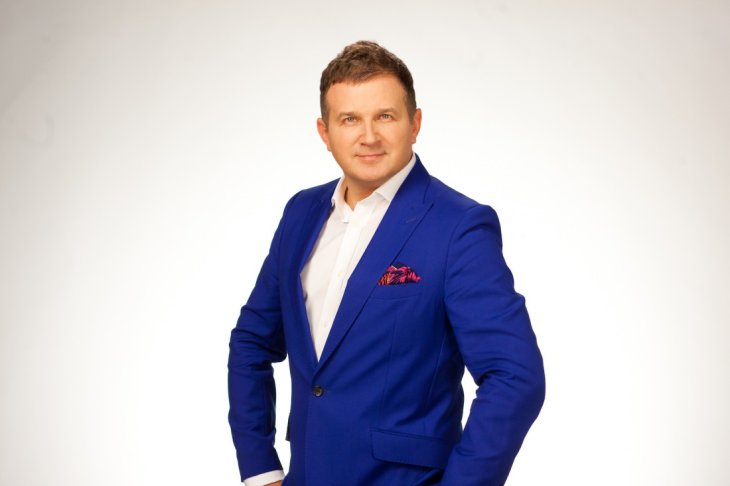 Юрий Горбунов учит маленького сына водить машину
